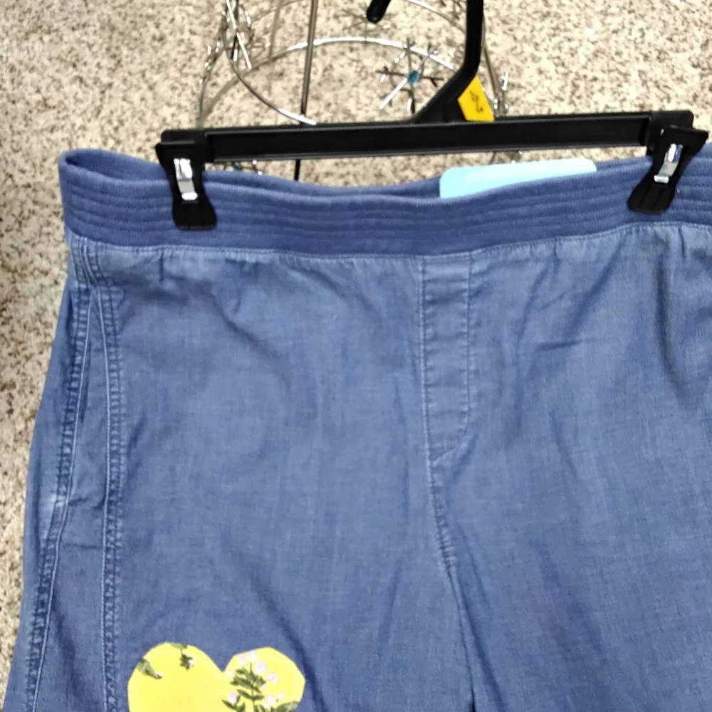 3919 Size 12/2 Upcycled Chico's Blue Capri Pants with Yellow Floral Appliqués - Picture 4 of 7